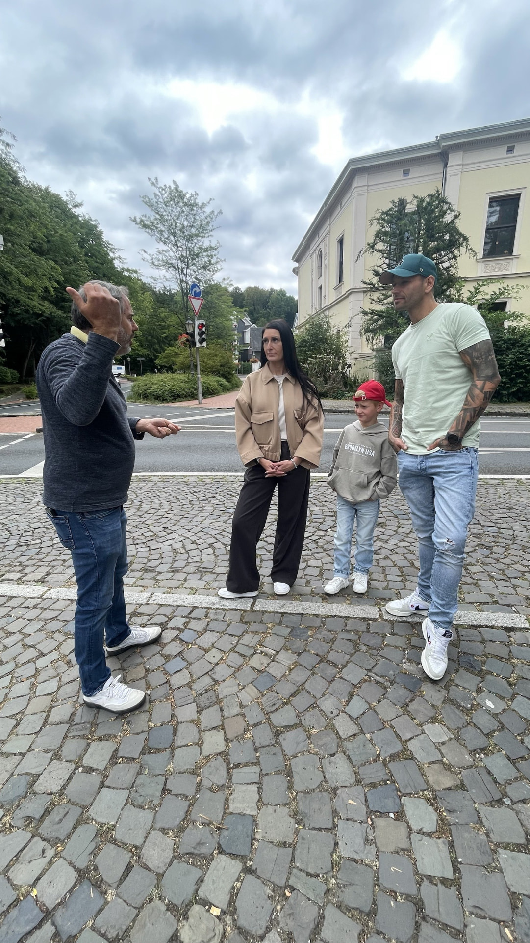 Manuela, Patrick und ihr Sohn mit Christian bei der Besichtigung ihrer Wohnung