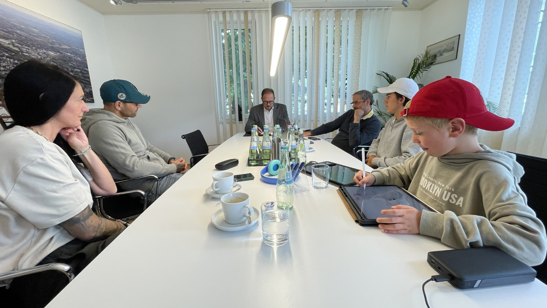 Manuela, Patrick und ihr Sohn mit Christian beim Notartermin